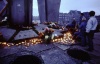 Gdask, 1 XI 1988. Znicze pod Pomnikiem Polegych Stoczniowcw 1970