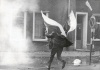Janusz Rydzewski, 3 V 1982, Gdask, ul. Tkacka, mczyzna z dwiema flagami uciekajcy przed atakiem ZOMO