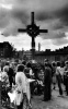 Gdask, VIII 1980. Krzy przed bram Stoczni Gdaskiej wkopany czwartego dnia strajku w miejscu gdzie w grudniu 1970 zastrzelono wychodzcych ze Stoczni robotnikw
