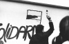 Stefan Figlarowicz, XI 1982, Gdask, malowanie napisu “Solidarno” na bloku Wasy w trakcie oczekiwania na powrt z internowania