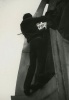 Wiesaw Jezierewski, 3 V 1982, Gdask, Plac Solidarnoci, mczyzna zawieszajcy transparent na Pomniku Polegych Stoczniowcw